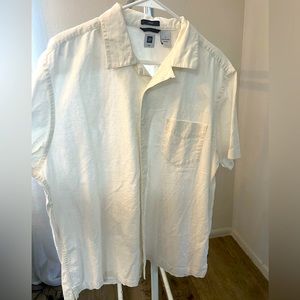 Linen Men’s Gap Shirt size L. Smoke/Pet free home.